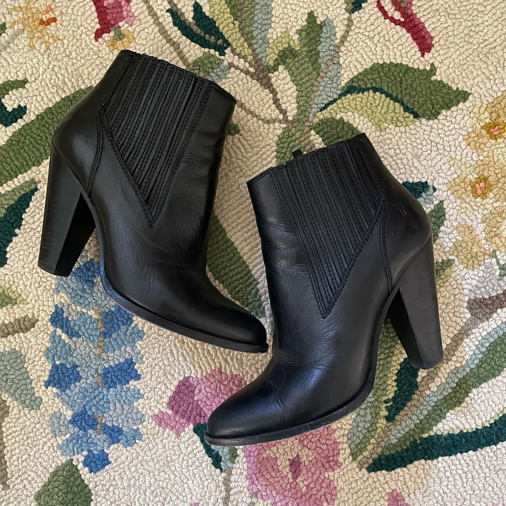 Frye ~ Women's Remy Chelsea Fashion Boot, size 6.5, very good used condition